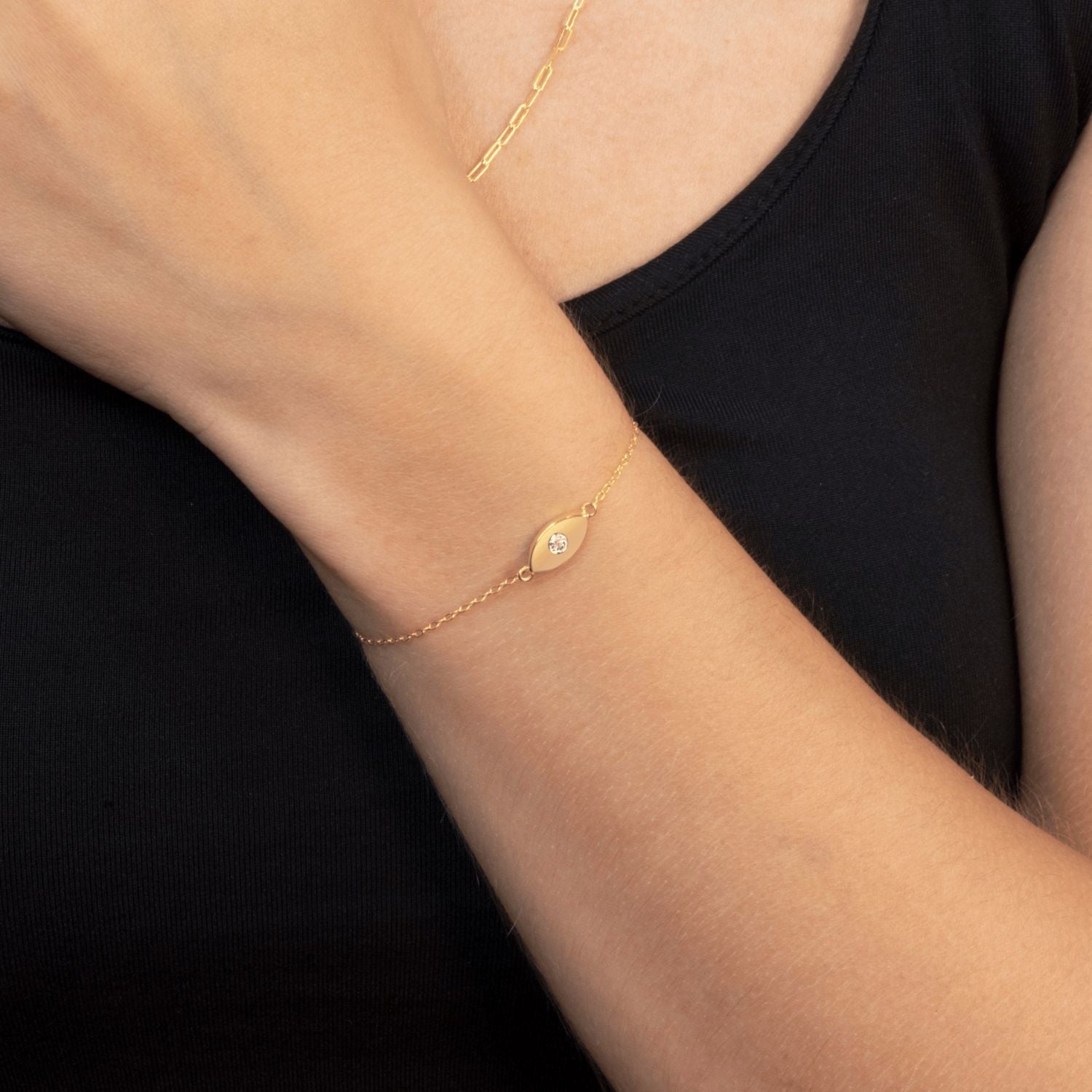 Model wearing evil eye bracelet with bolo clasp – delicate and symbolic jewellery for everyday wear.