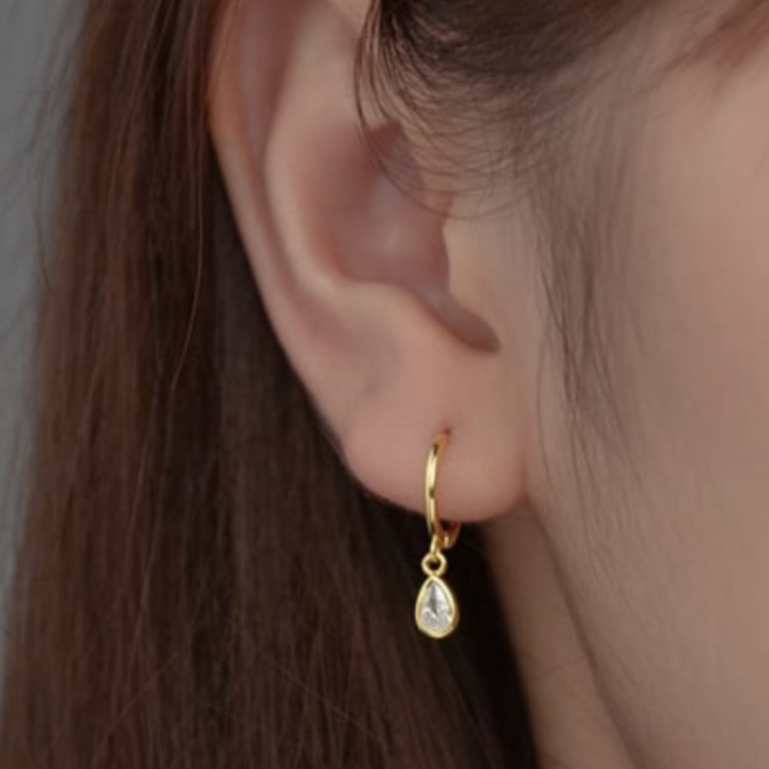 Model_Wearing_Clear_Dew_Drop_Earrings